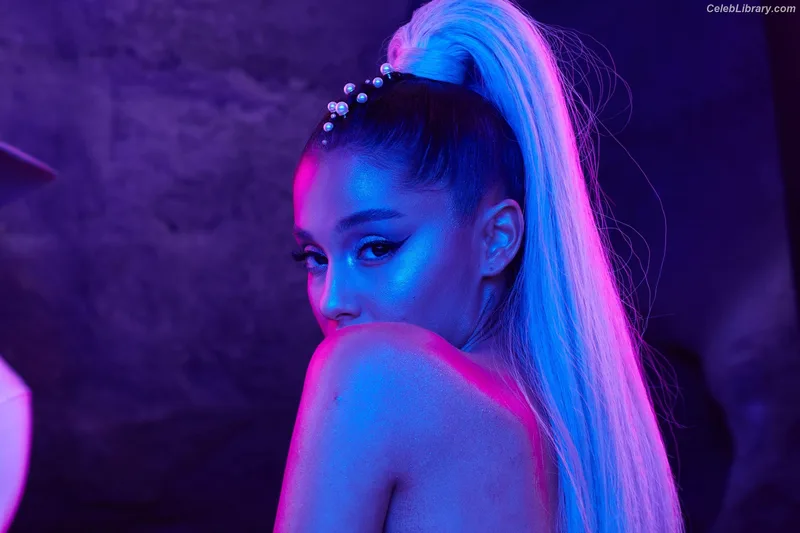 Ariana Grande photo 6 of 3118