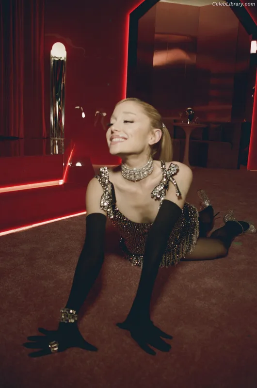 Ariana Grande photo 9 of 3118