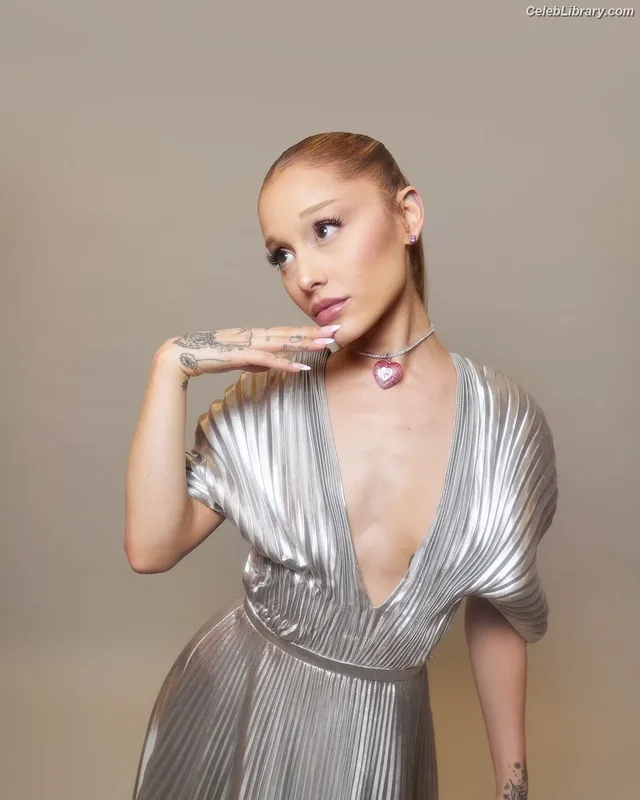 Ariana Grande photo 10 of 3118