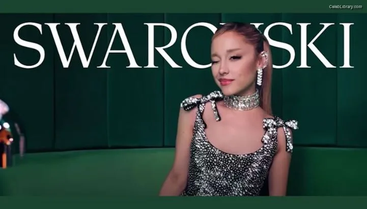 Ariana Grande photo 12 of 3118