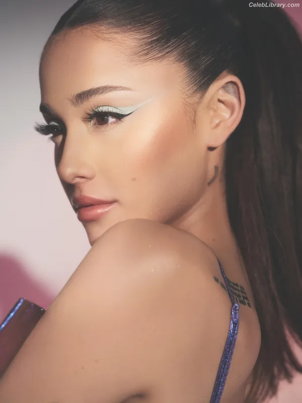 Ariana Grande photo 14 of 3118