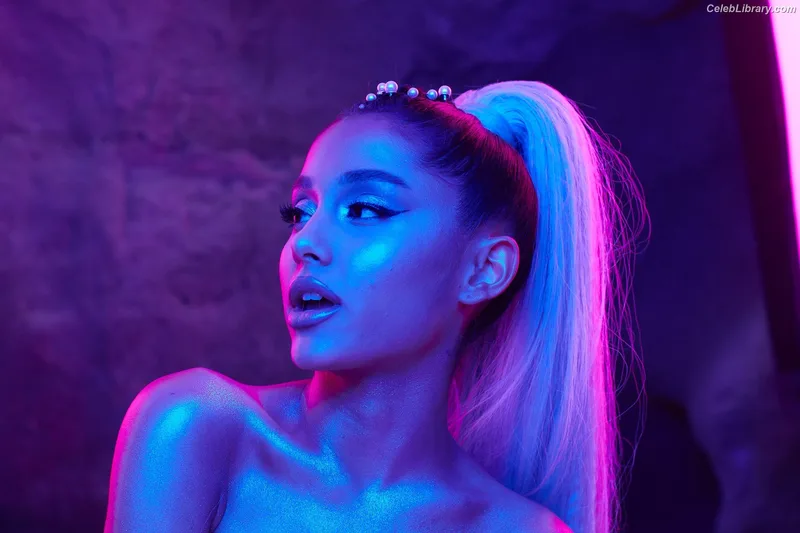 Ariana Grande photo 19 of 3118