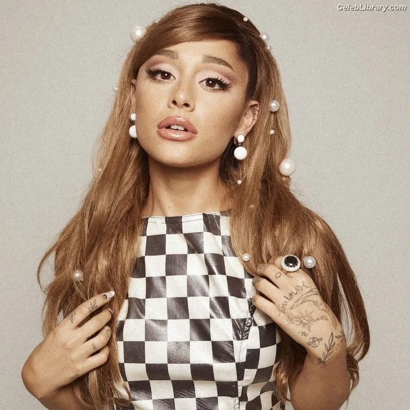 Ariana Grande photo 21 of 3118