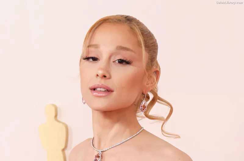 Ariana Grande photo 2 of 3118