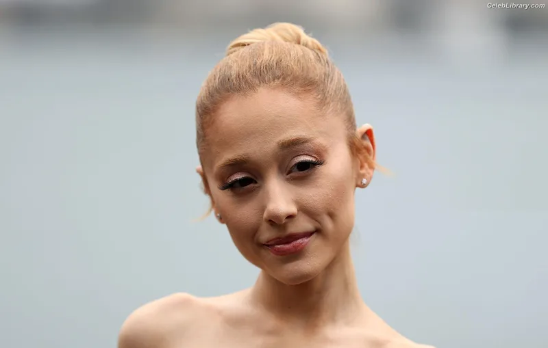 Ariana Grande photo 7 of 3118
