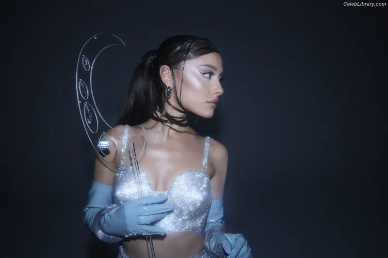 Ariana Grande photo 8 of 3118