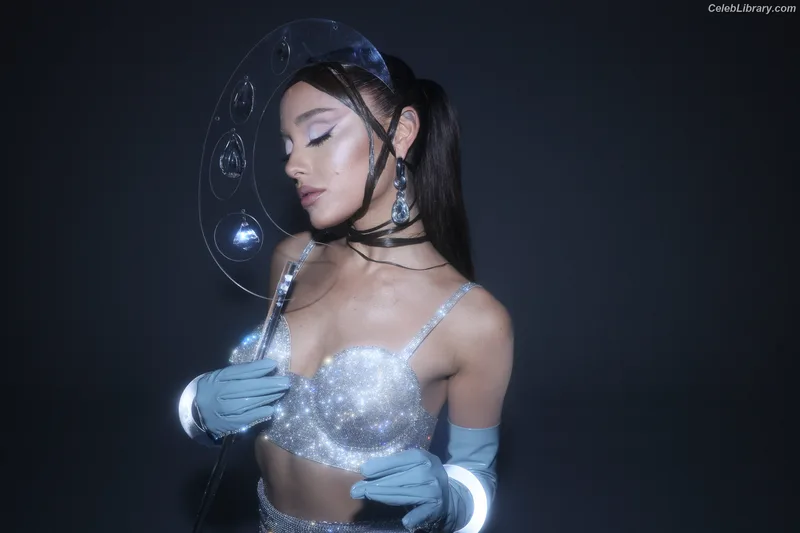 Ariana Grande photo 9 of 3118