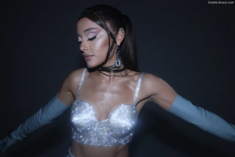 Ariana Grande photo 10 of 3118