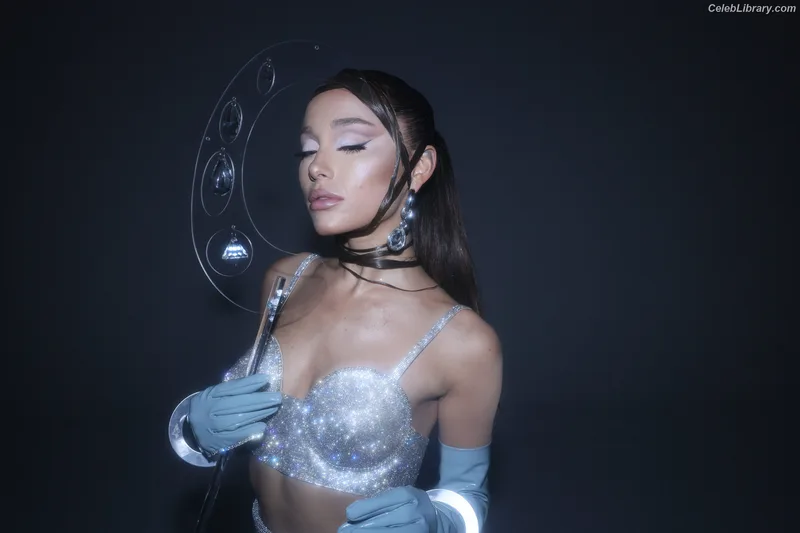 Ariana Grande photo 11 of 3118