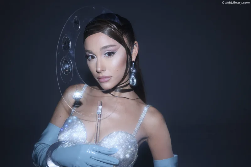 Ariana Grande photo 13 of 3118