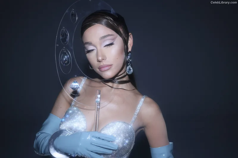 Ariana Grande photo 14 of 3118