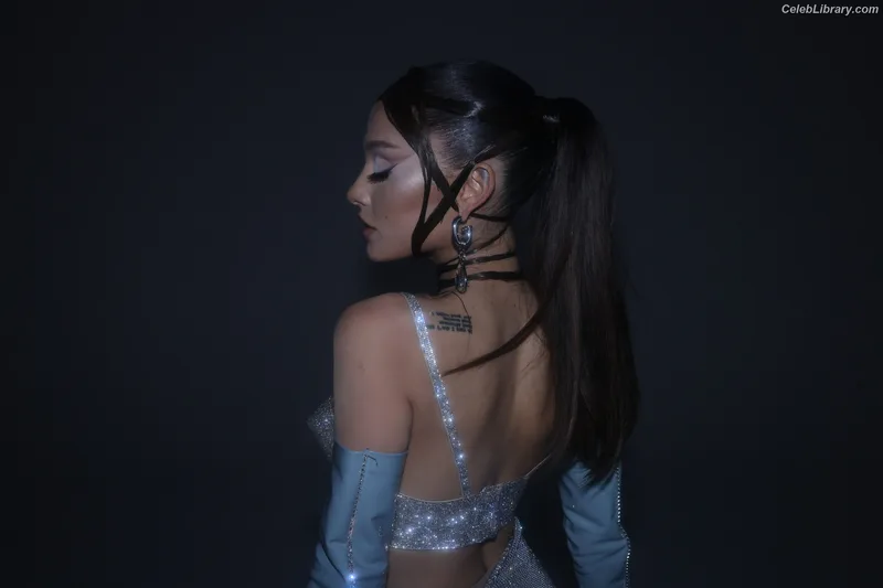 Ariana Grande photo 15 of 3118