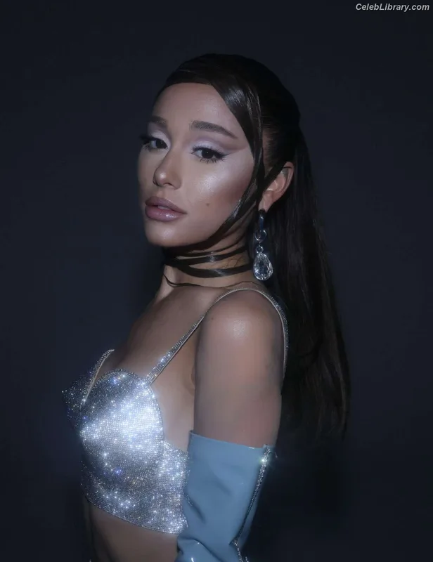 Ariana Grande photo 16 of 3118