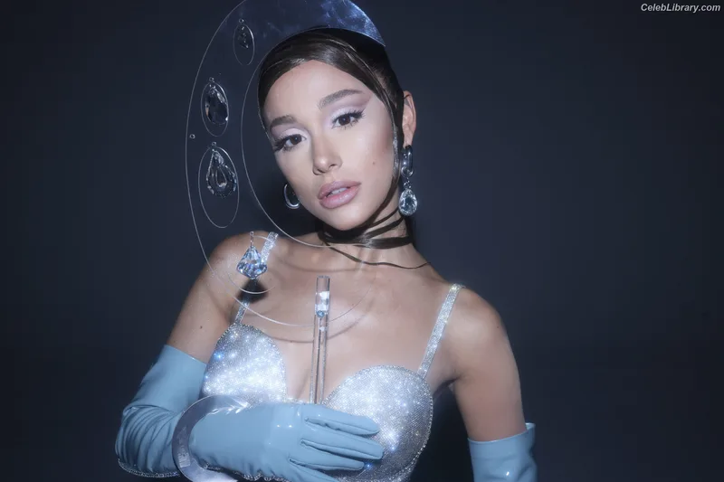 Ariana Grande photo 17 of 3118