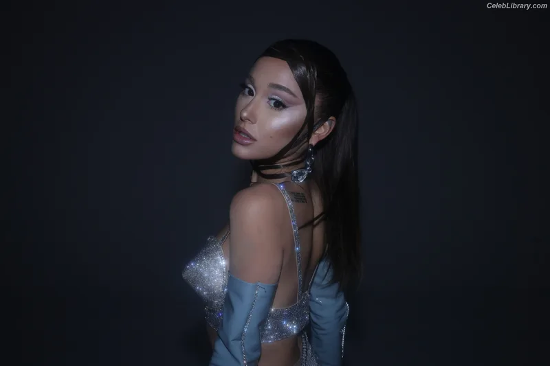 Ariana Grande photo 18 of 3118