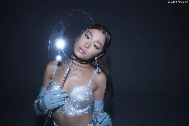 Ariana Grande photo 20 of 3118