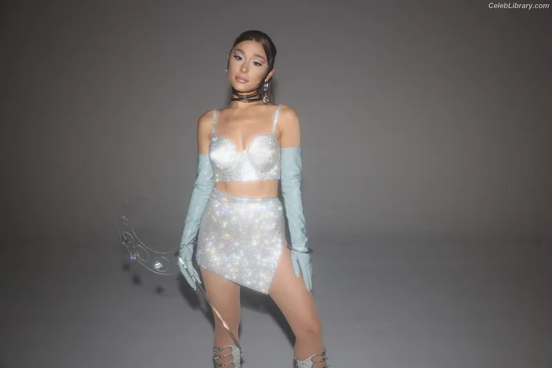 Ariana Grande photo 1 of 3118