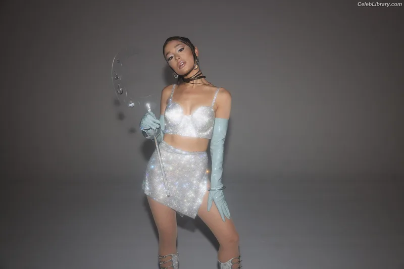 Ariana Grande photo 4 of 3118