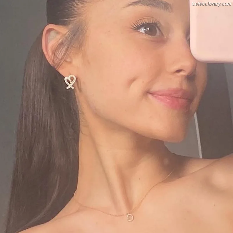 Ariana Grande photo 7 of 3118
