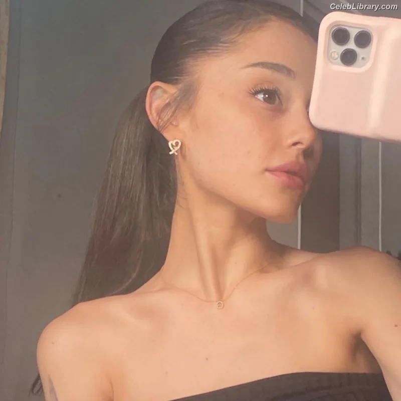 Ariana Grande photo 8 of 3118