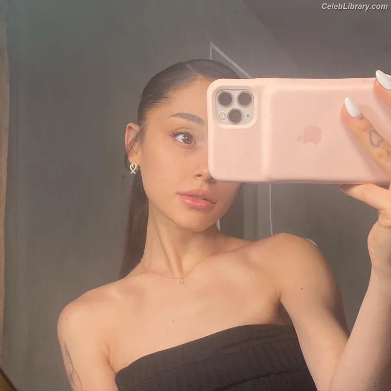 Ariana Grande photo 9 of 3118