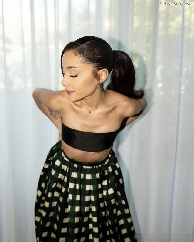 Ariana Grande photo 10 of 3118
