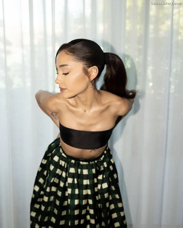 Ariana Grande photo 12 of 3118