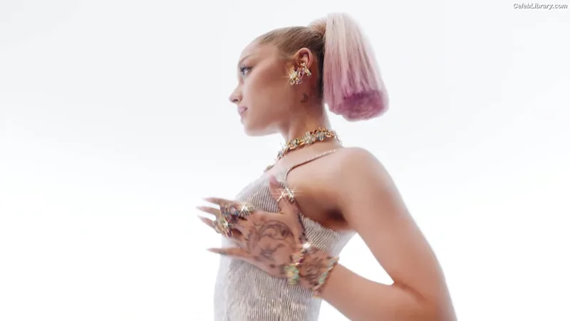 Ariana Grande photo 17 of 3118