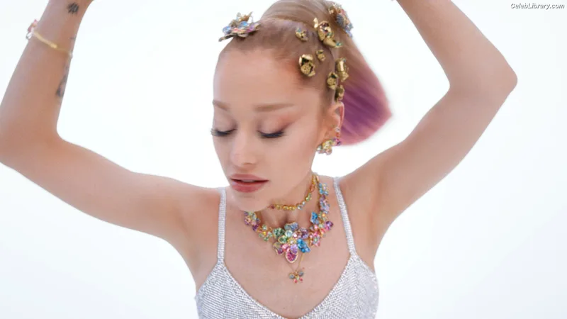 Ariana Grande photo 19 of 3118