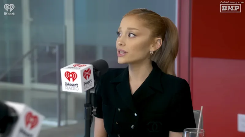 Ariana Grande photo 23 of 3118