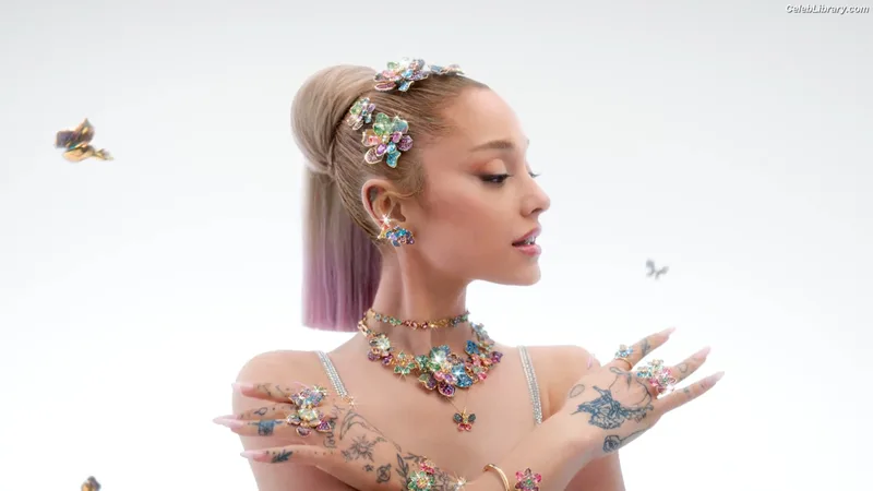 Ariana Grande photo 24 of 3118