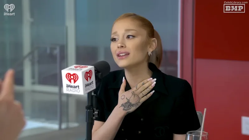 Ariana Grande photo 1 of 3118