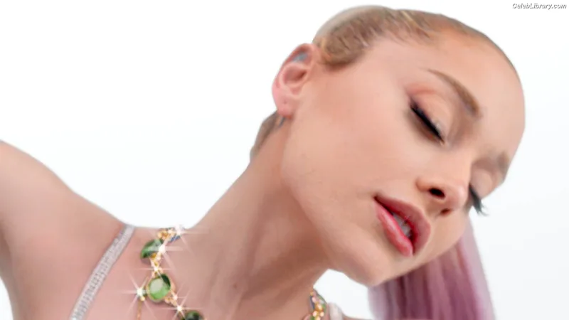 Ariana Grande photo 5 of 3118