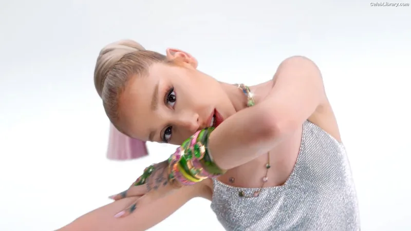 Ariana Grande photo 8 of 3118