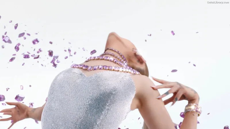 Ariana Grande photo 13 of 3118