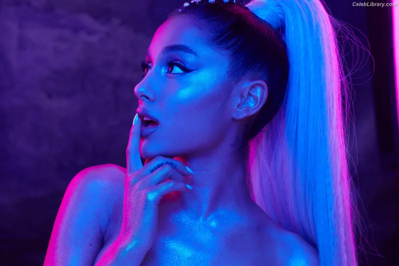 Ariana Grande photo 24 of 3118