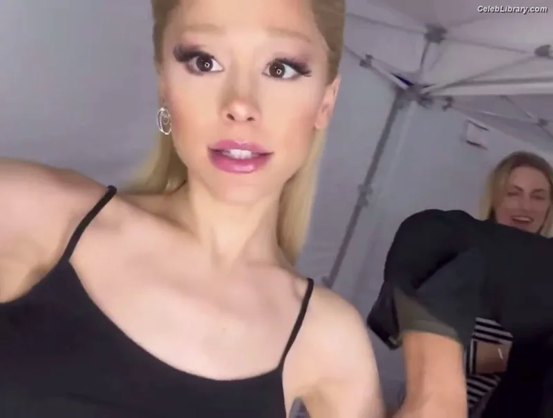 Ariana Grande photo 1 of 3118