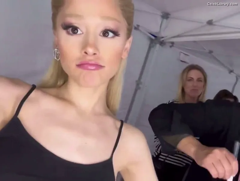Ariana Grande photo 2 of 3118