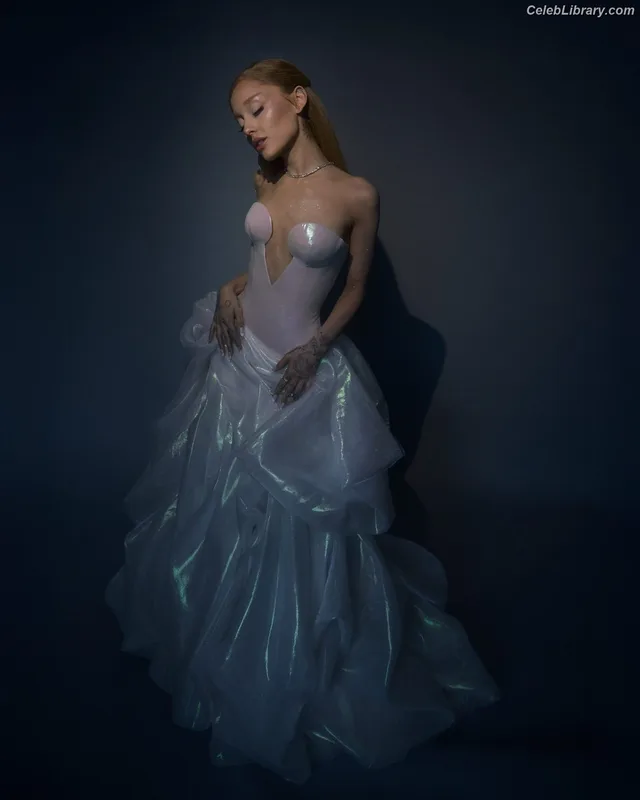 Ariana Grande photo 6 of 3118