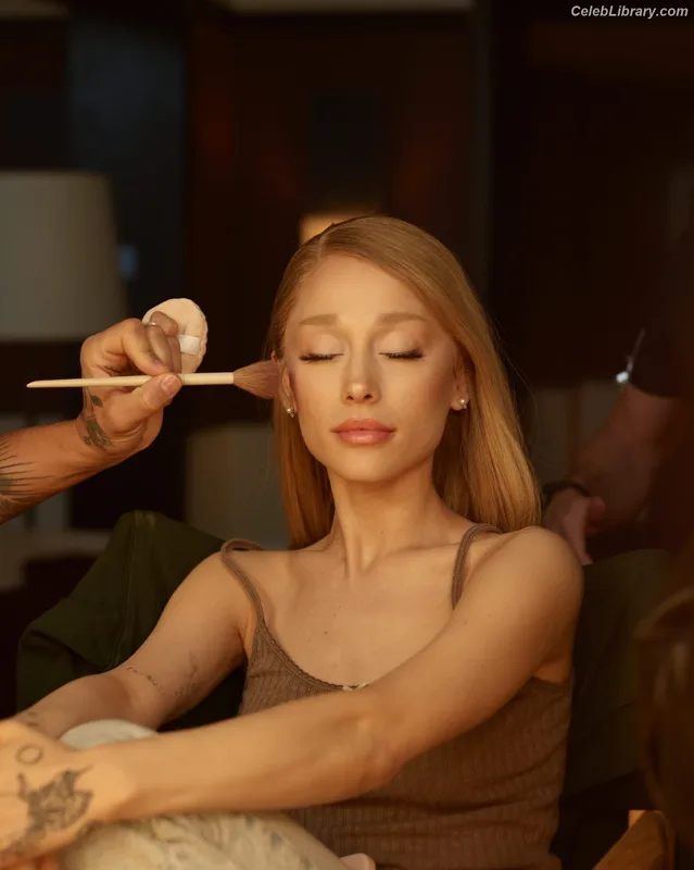 Ariana Grande photo 8 of 3118