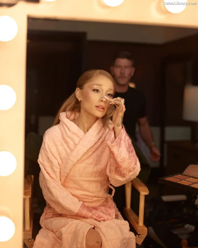Ariana Grande photo 10 of 3118