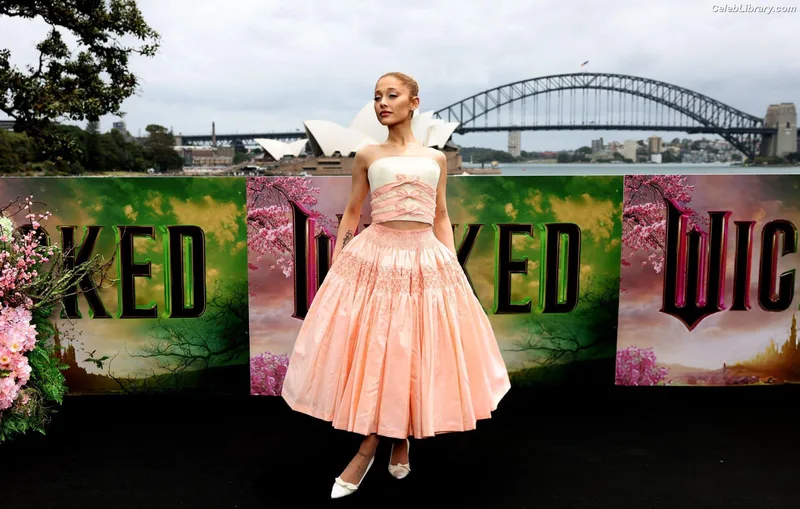 Ariana Grande photo 19 of 3118