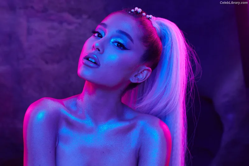 Ariana Grande photo 20 of 3118