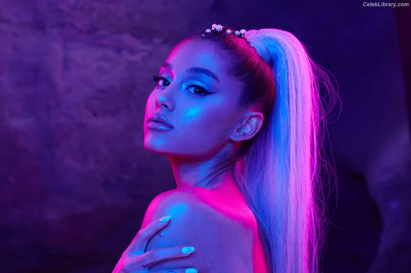Ariana Grande photo 21 of 3118