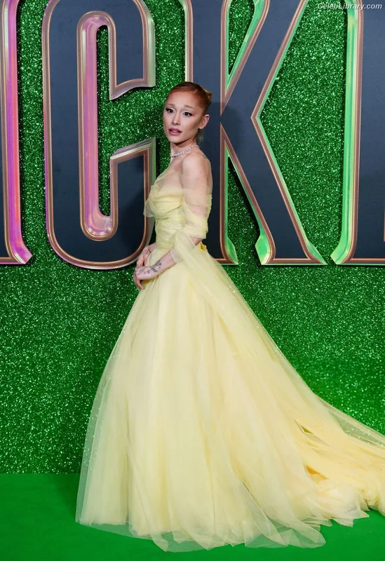 Ariana Grande photo 22 of 3118