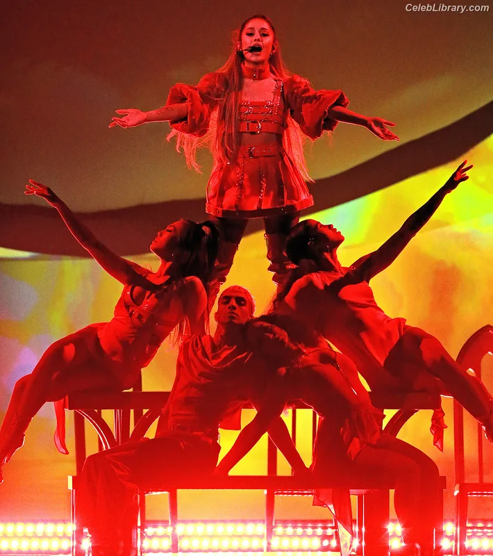 Ariana Grande photo 24 of 3118