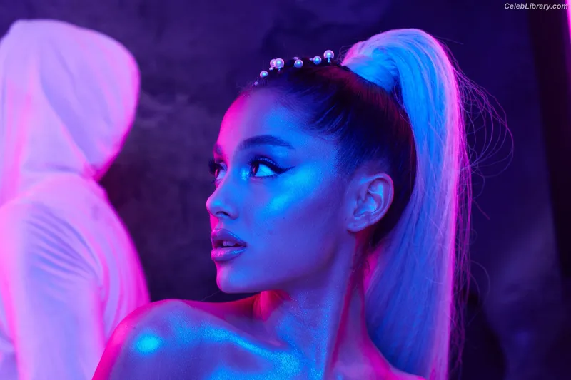 Ariana Grande photo 1 of 3118