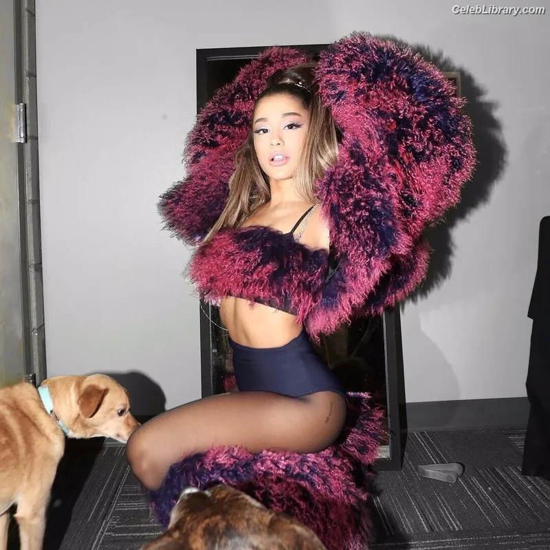 Ariana Grande photo 3 of 3118
