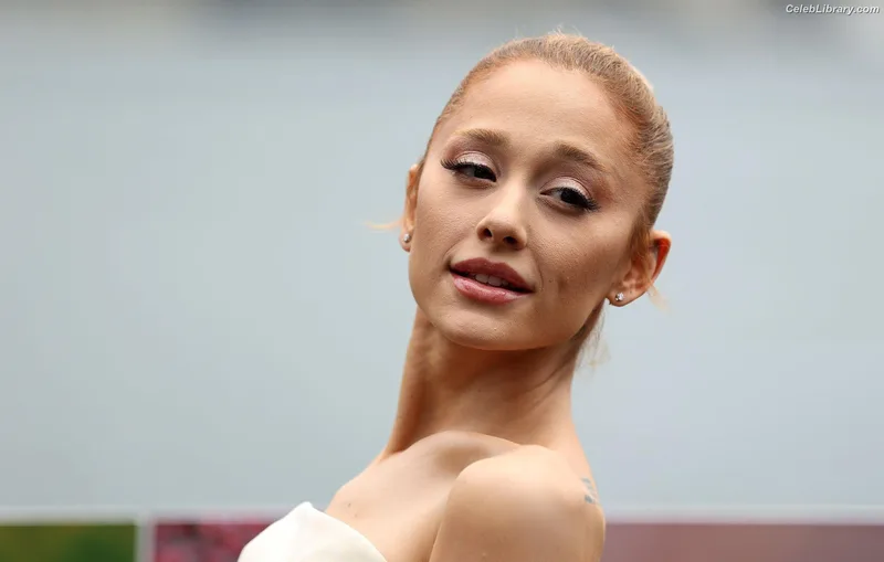 Ariana Grande photo 4 of 3118