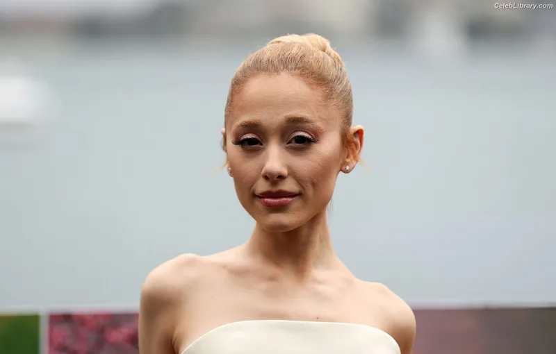 Ariana Grande photo 6 of 3118